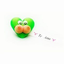 Broche pechos diferentes textos y colores